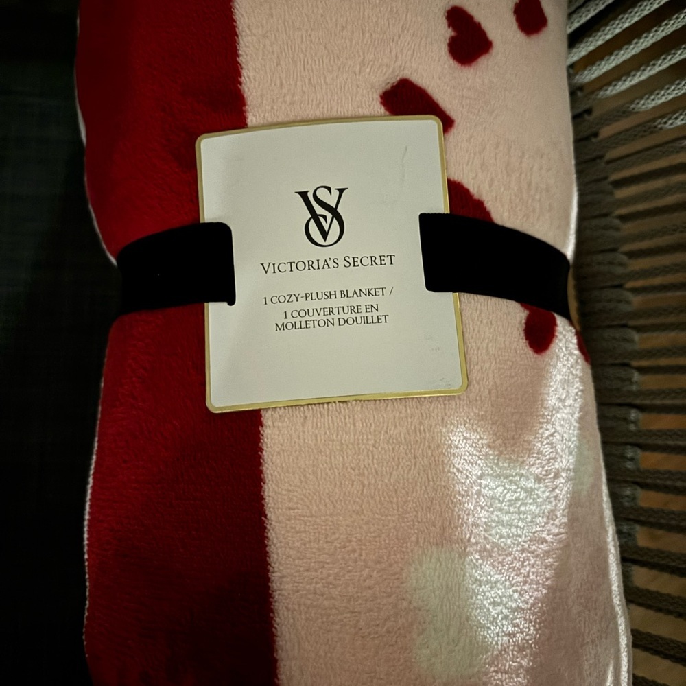 VICTORIA'S SECRET SHERPA FLEECE BLANKET 2026 PINK THROW VALENTINES DAY 50"x60"